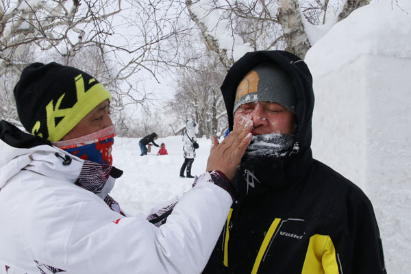 服務(wù)在新春 黨徽耀長(zhǎng)白