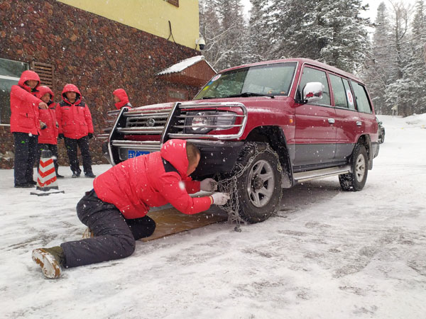 公司運(yùn)營一部、VIP管理部舉辦2019年景區(qū)冬春安全生產(chǎn)駕駛員掛裝防滑鏈比賽