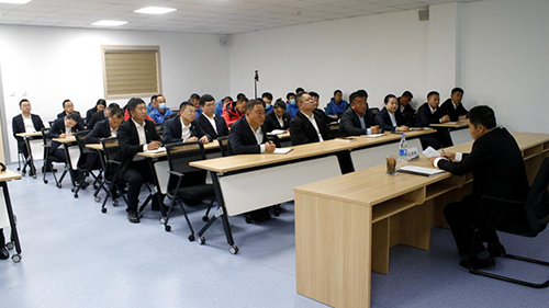 公司黨委副書記、工會(huì)主席紀(jì)景臣為景區(qū)運(yùn)營(yíng)一線黨員、積極分子講黨課