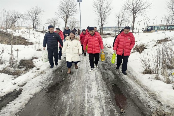 長白山西南景區(qū)為您服務(wù)突擊隊(duì)開展 “情暖三月學(xué)雷鋒”志愿服務(wù)關(guān)愛行動(dòng)