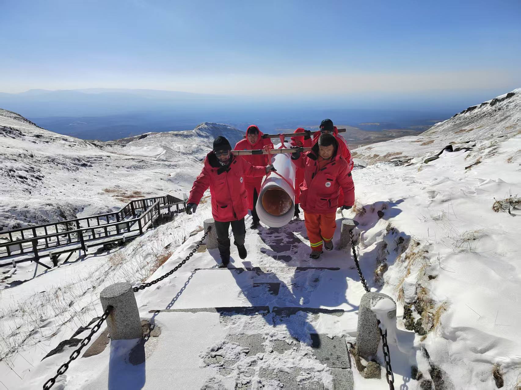 鋼構(gòu)長(zhǎng)廊暖寒冬,匠心守護(hù)天池游